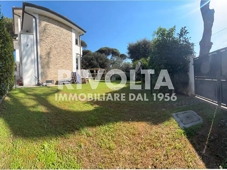 Immagine 27 di Villa in vendita  in Via Varazze a Fiumicino