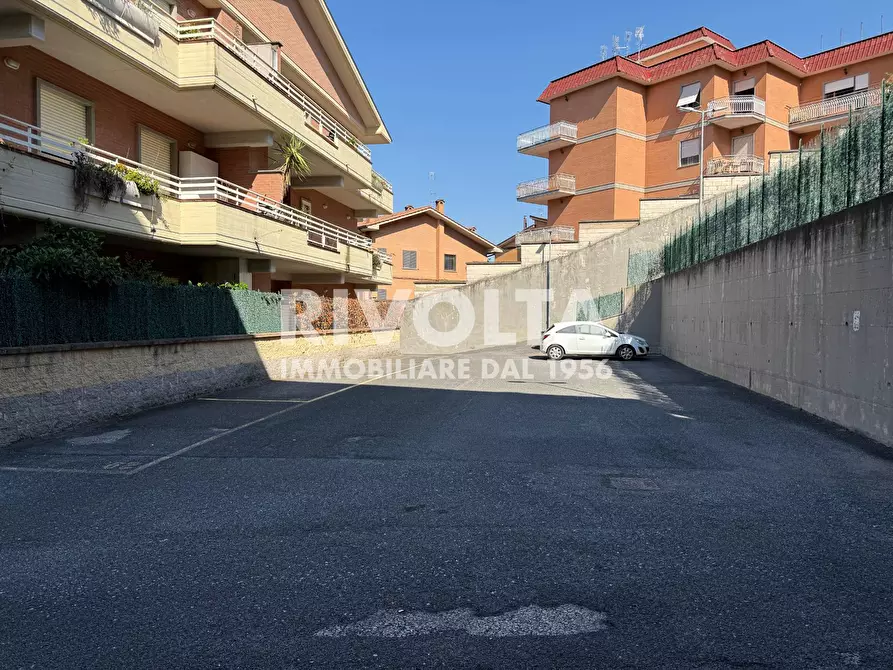 Immagine 1 di Appartamento in vendita  in Via Piadena a Roma
