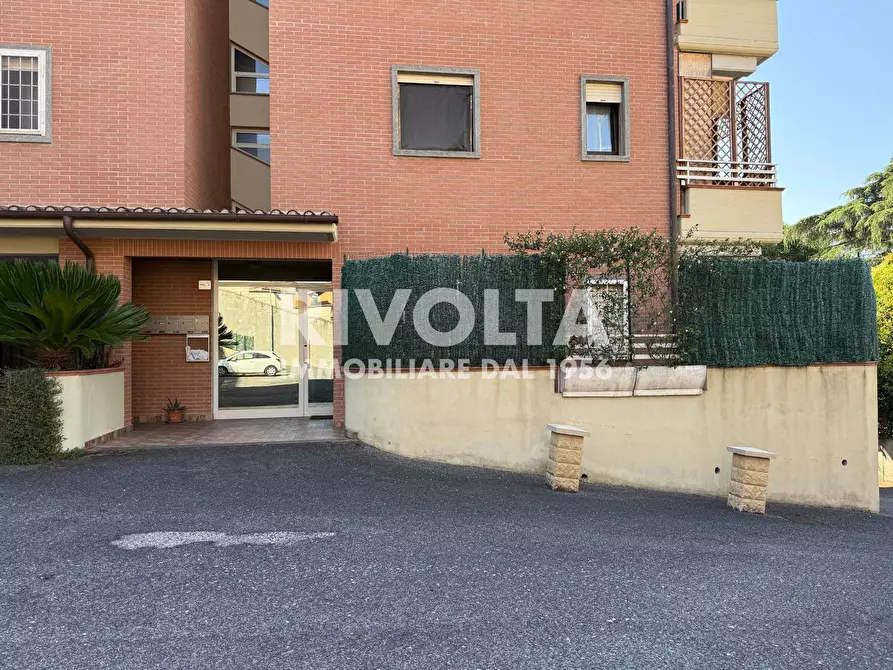 Immagine 2 di Appartamento in vendita  in Via Piadena a Roma