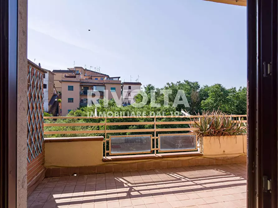 Immagine 4 di Appartamento in vendita  in Via Piadena a Roma