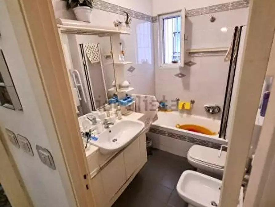 Immagine 6 di Appartamento in vendita  in Via Genova a Savona