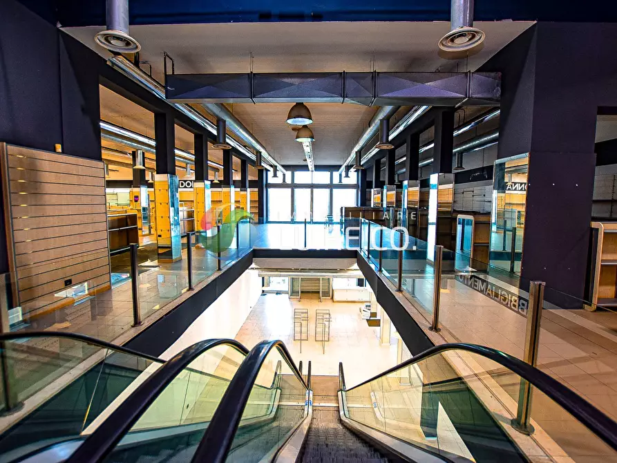 Immagine 20 di Locale commerciale in vendita  in via adua 20 a Meda