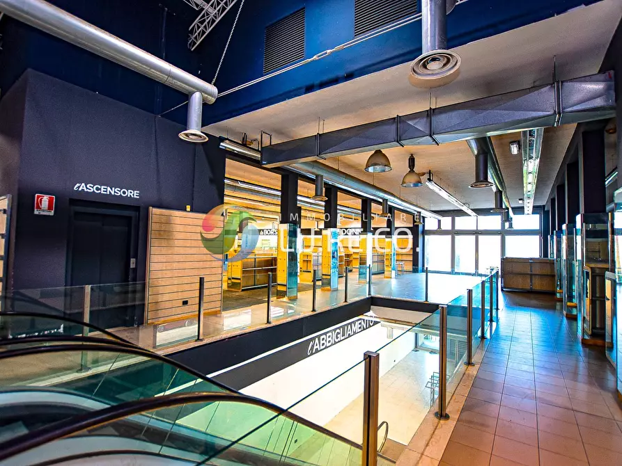 Immagine 21 di Locale commerciale in vendita  in via adua 20 a Meda