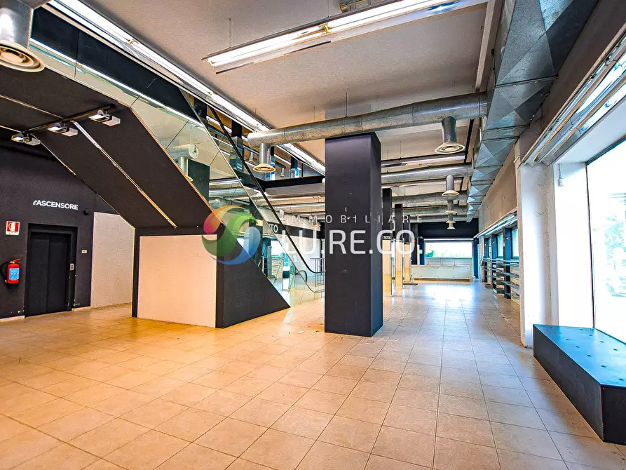 Immagine 11 di Locale commerciale in vendita  in via adua 20 a Meda