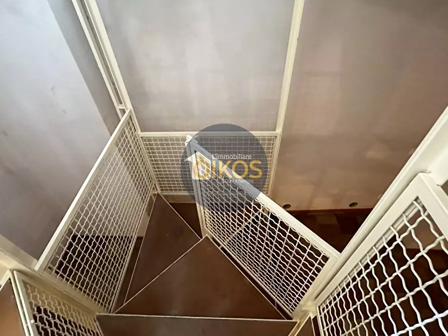 Immagine 29 di Locale commerciale in vendita  in Piazza Aldo Moro 50 a Adelfia