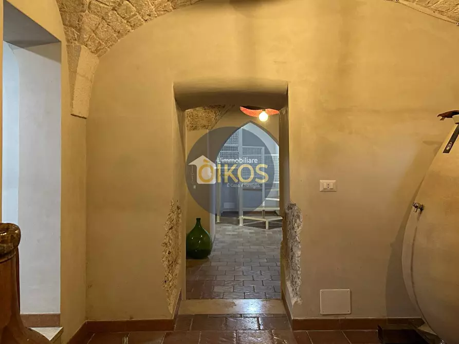 Immagine 37 di Locale commerciale in vendita  in Piazza Aldo Moro 50 a Adelfia