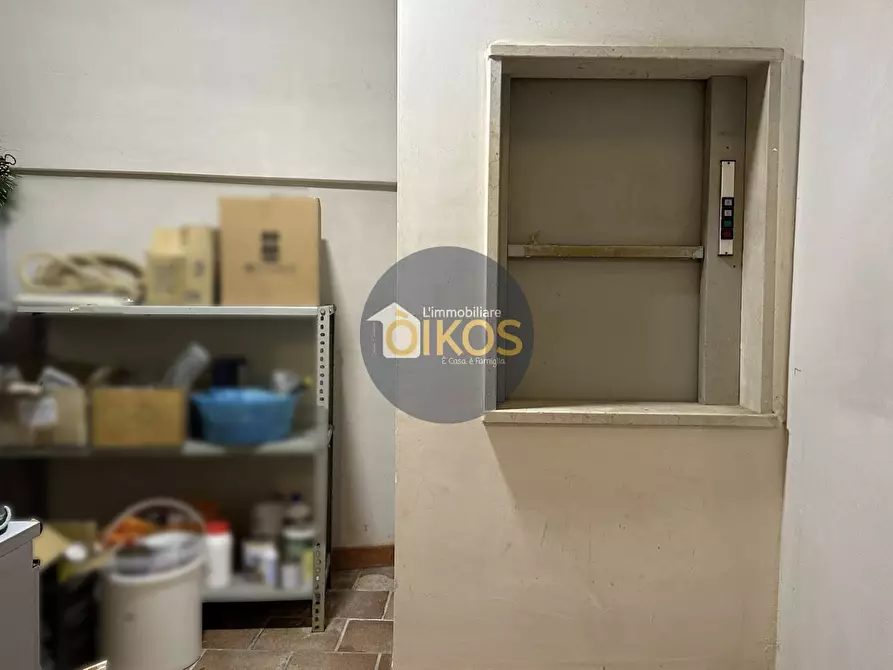 Immagine 43 di Locale commerciale in vendita  in Piazza Aldo Moro 50 a Adelfia