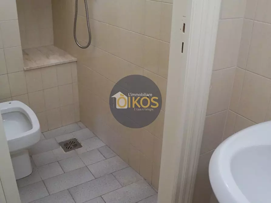 Immagine 45 di Locale commerciale in vendita  in Piazza Aldo Moro 50 a Adelfia