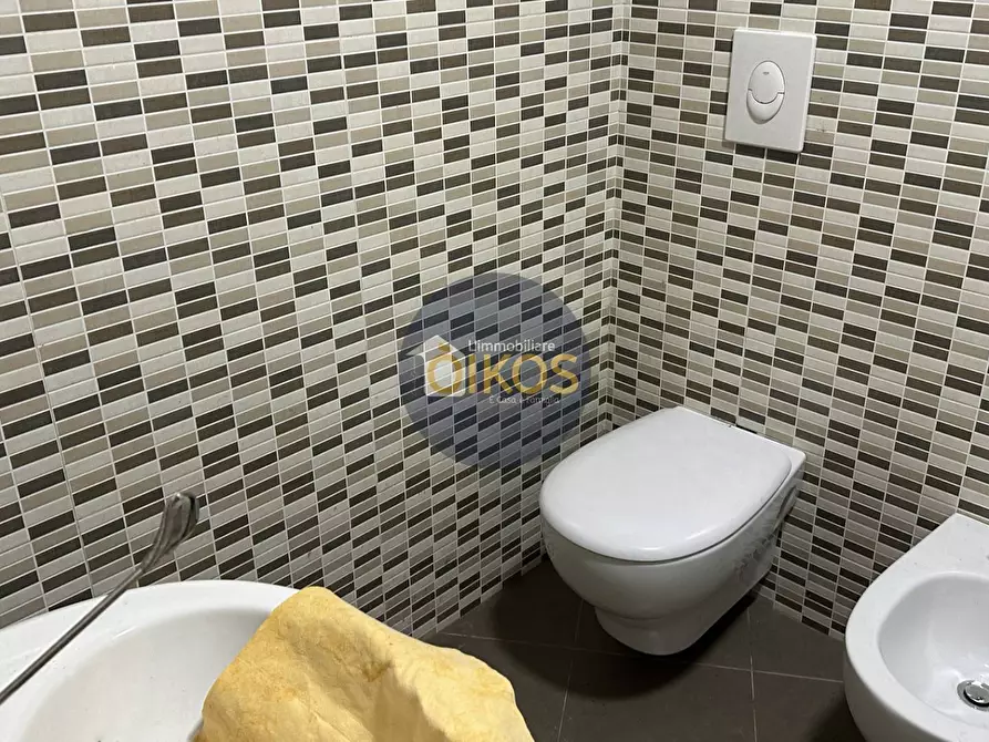 Immagine 47 di Locale commerciale in vendita  in Piazza Aldo Moro 50 a Adelfia