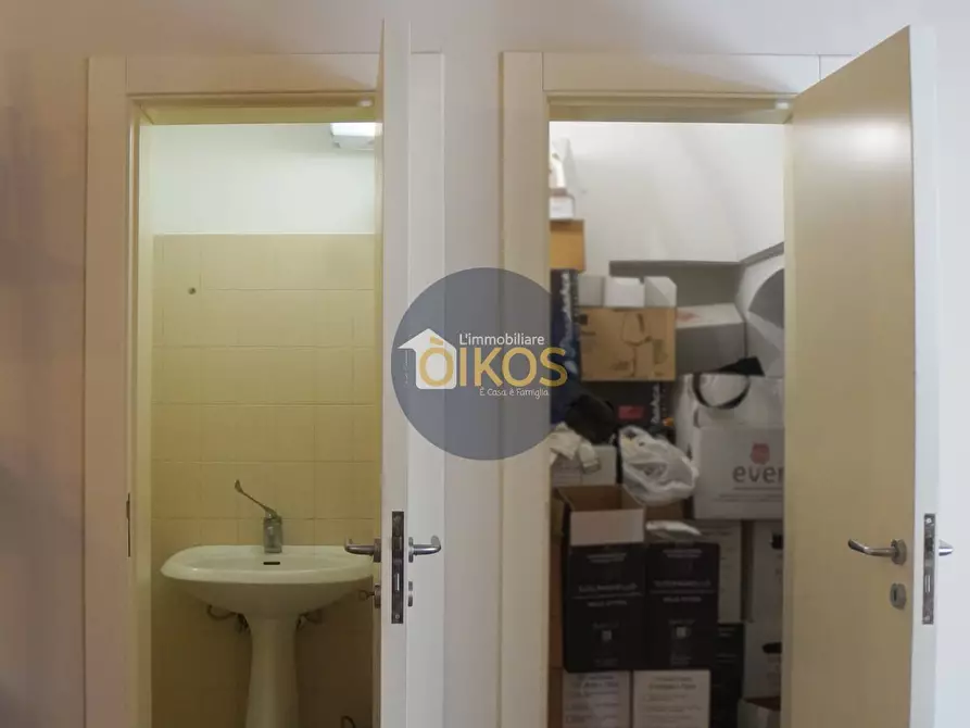 Immagine 48 di Locale commerciale in vendita  in Piazza Aldo Moro 50 a Adelfia