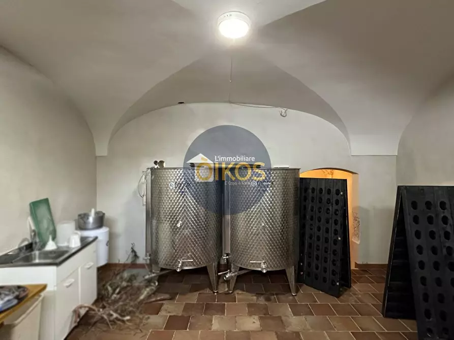 Immagine 49 di Locale commerciale in vendita  in Piazza Aldo Moro 50 a Adelfia