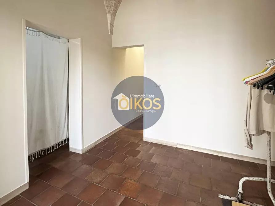 Immagine 54 di Locale commerciale in vendita  in Piazza Aldo Moro 50 a Adelfia