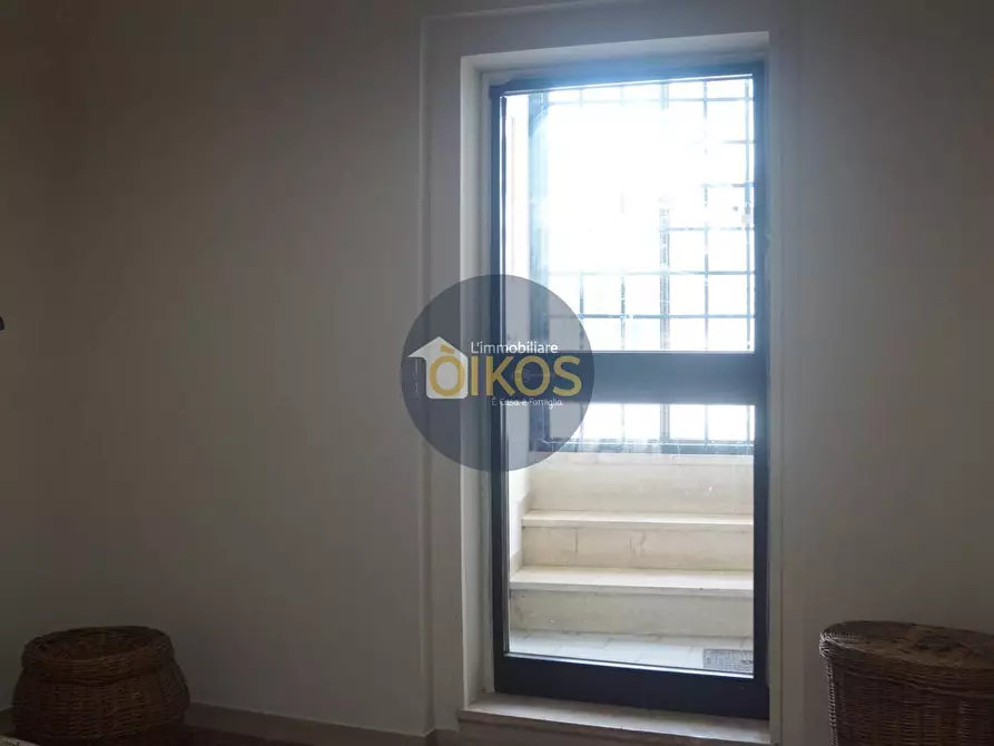 Immagine 55 di Locale commerciale in vendita  in Piazza Aldo Moro 50 a Adelfia