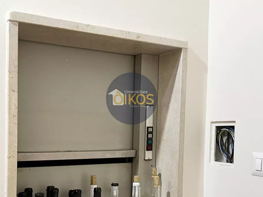 Immagine 58 di Locale commerciale in vendita  in Piazza Aldo Moro 50 a Adelfia