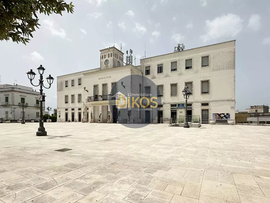 Immagine 60 di Locale commerciale in vendita  in Piazza Aldo Moro 50 a Adelfia