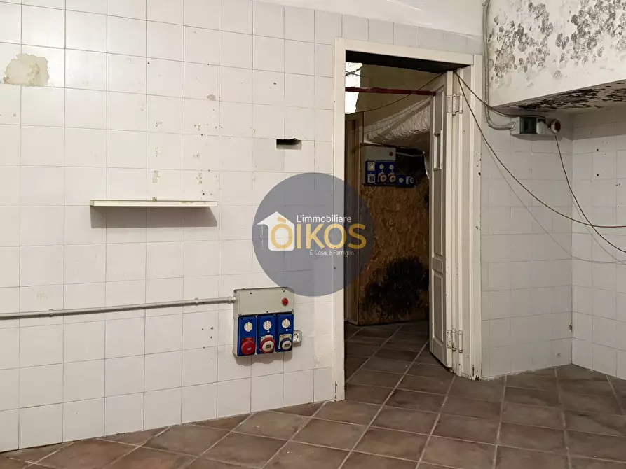 Immagine 33 di Locale commerciale in vendita  in Via Pompeo Sarnelli 28 a Polignano A Mare