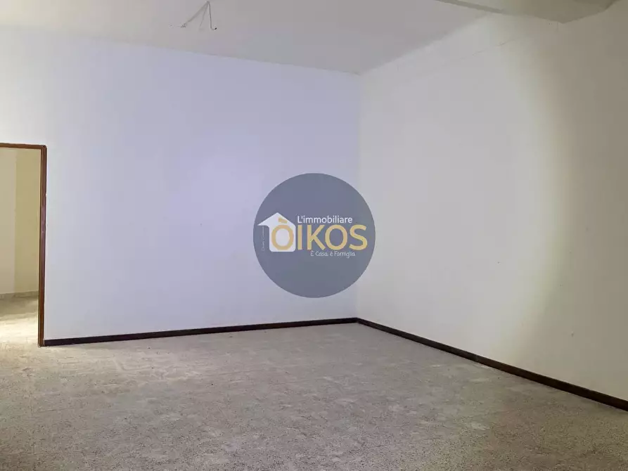 Immagine 20 di Locale commerciale in vendita  in Via Margherita di Savoia 100 a Putignano