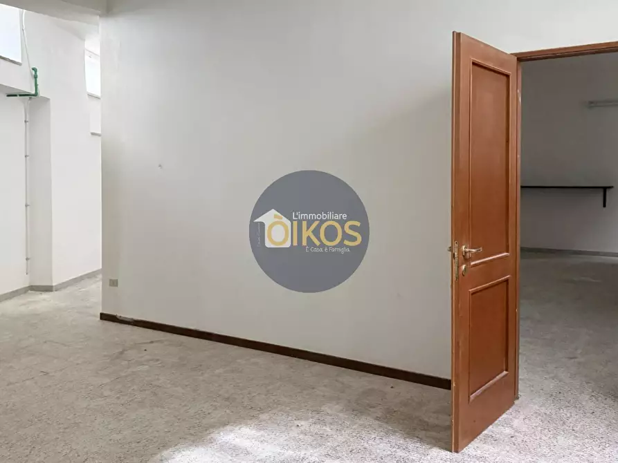 Immagine 22 di Locale commerciale in vendita  in Via Margherita di Savoia 100 a Putignano