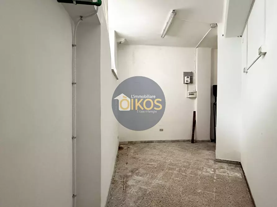 Immagine 26 di Locale commerciale in vendita  in Via Margherita di Savoia 100 a Putignano