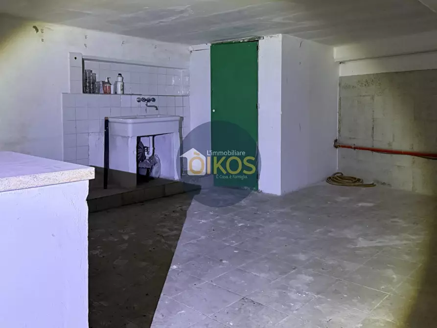 Immagine 29 di Locale commerciale in vendita  in Via Margherita di Savoia 100 a Putignano