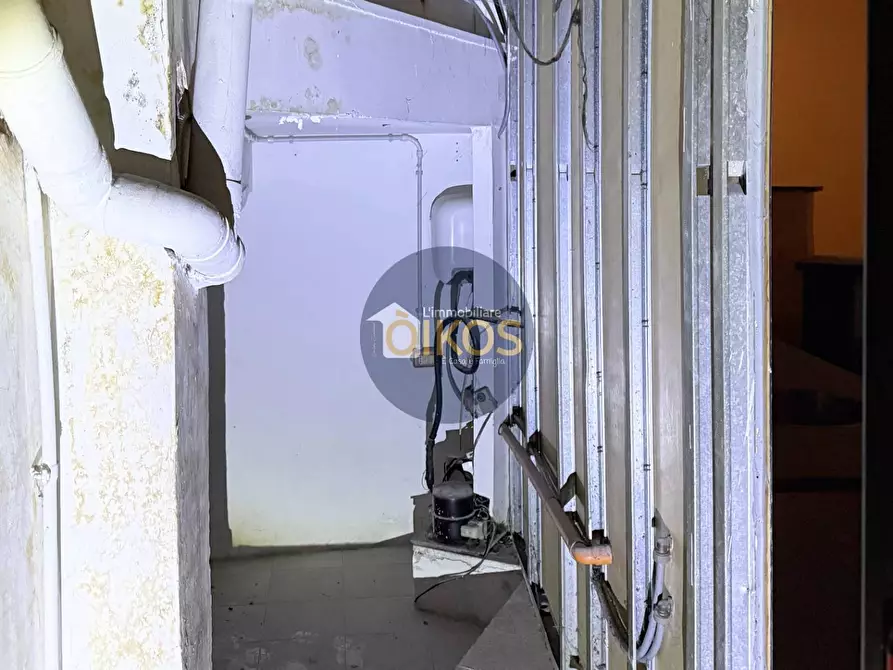 Immagine 32 di Locale commerciale in vendita  in Via Margherita di Savoia 100 a Putignano