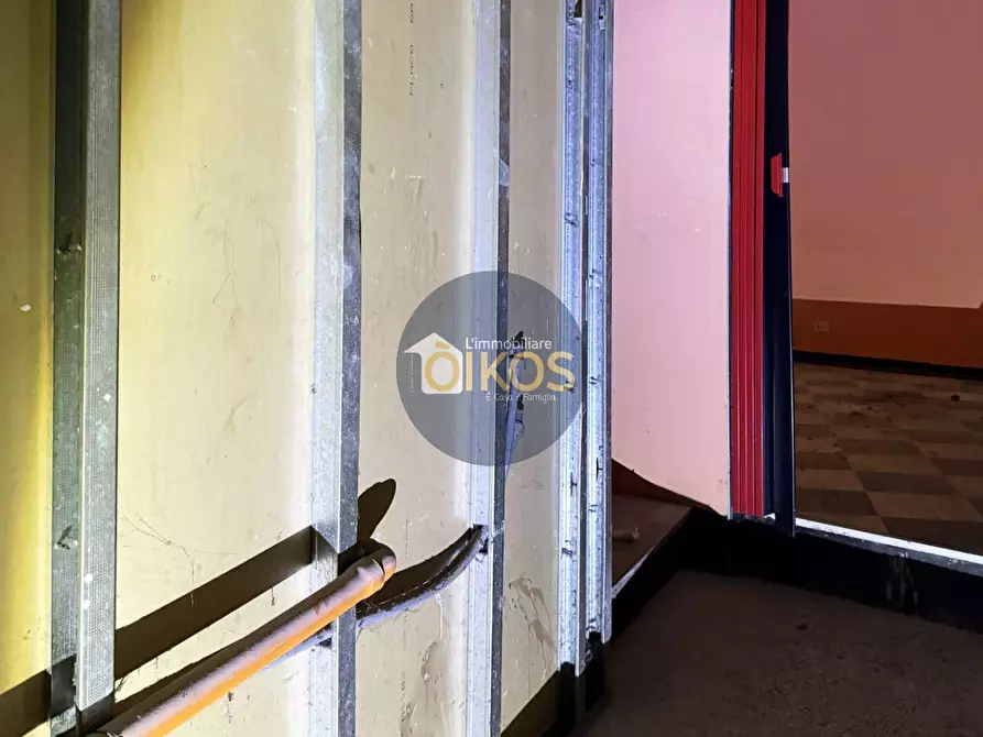 Immagine 33 di Locale commerciale in vendita  in Via Margherita di Savoia 100 a Putignano