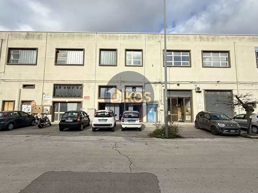 Immagine 1 di Locale commerciale in vendita  in via caduti di Russia 32-34 a Castellana Grotte