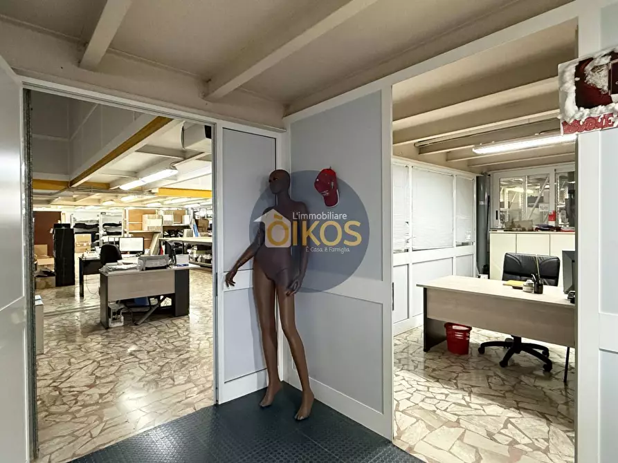 Immagine 9 di Locale commerciale in vendita  in via caduti di Russia 32-34 a Castellana Grotte