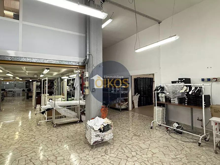 Immagine 25 di Locale commerciale in vendita  in via caduti di Russia 32-34 a Castellana Grotte