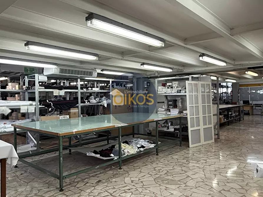 Immagine 27 di Locale commerciale in vendita  in via caduti di Russia 32-34 a Castellana Grotte