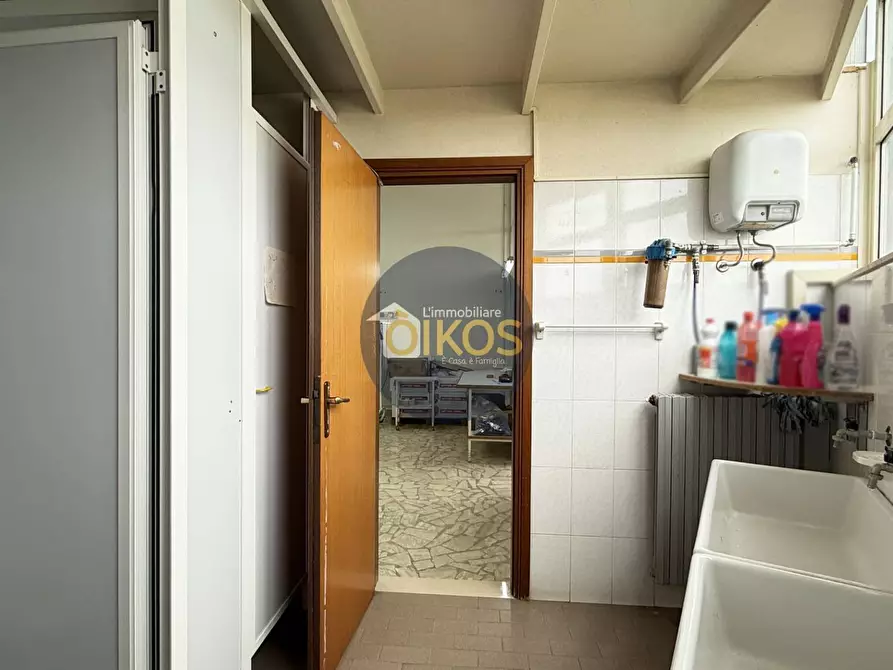 Immagine 54 di Locale commerciale in vendita  in via caduti di Russia 32-34 a Castellana Grotte