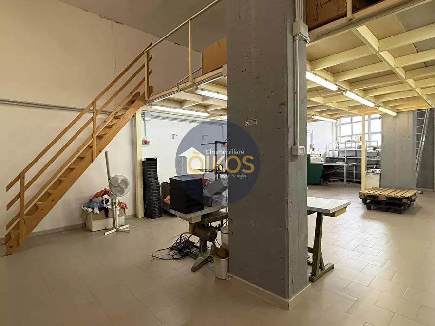 Immagine 30 di Locale commerciale in vendita  in via caduti di Russia 32-34 a Castellana Grotte