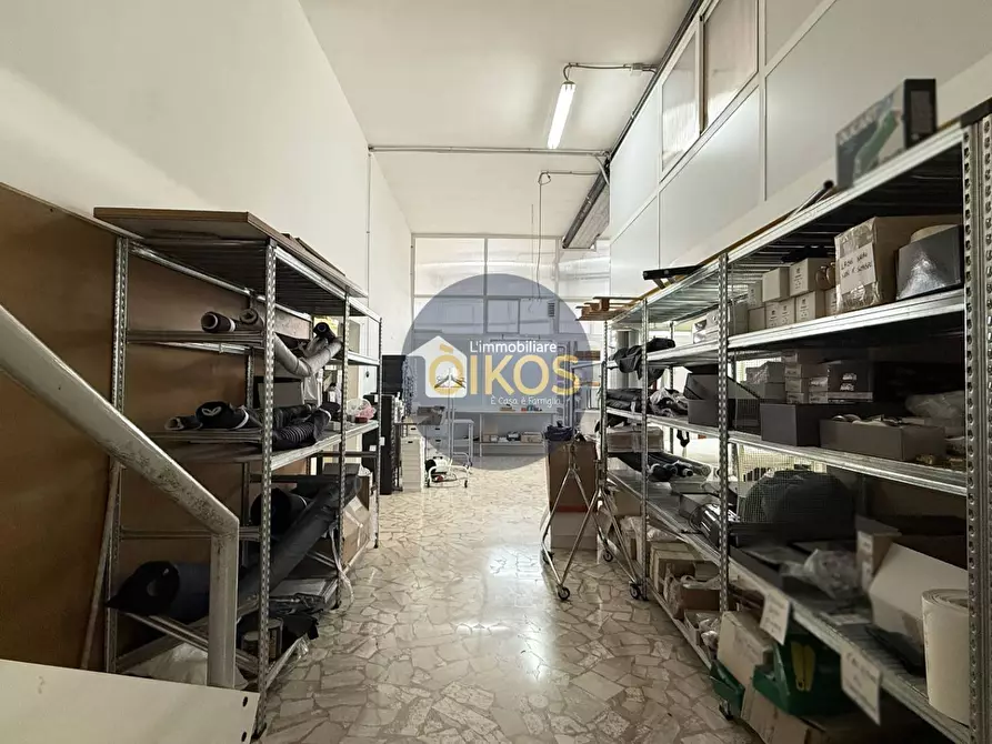 Immagine 36 di Locale commerciale in vendita  in via caduti di Russia 32-34 a Castellana Grotte