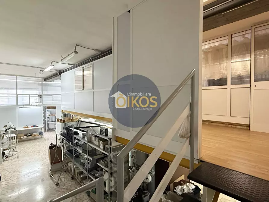 Immagine 37 di Locale commerciale in vendita  in via caduti di Russia 32-34 a Castellana Grotte