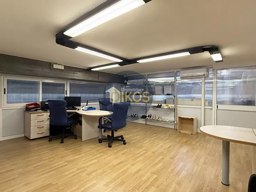 Immagine 41 di Locale commerciale in vendita  in via caduti di Russia 32-34 a Castellana Grotte