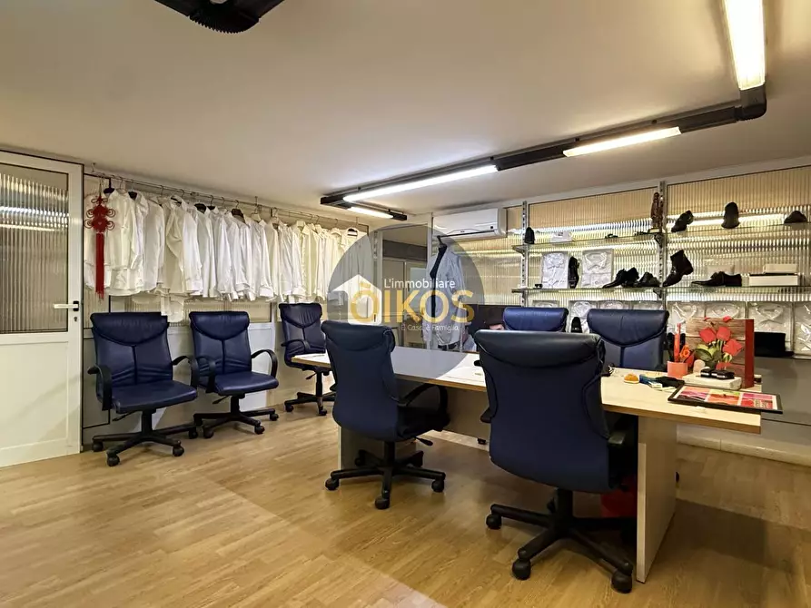 Immagine 42 di Locale commerciale in vendita  in via caduti di Russia 32-34 a Castellana Grotte