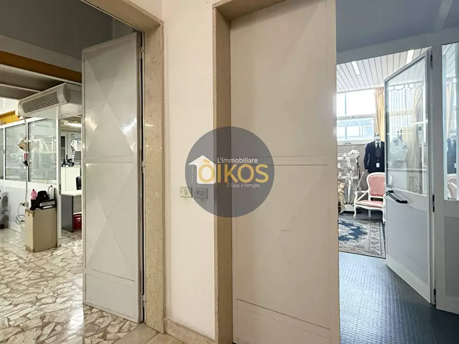 Immagine 3 di Locale commerciale in vendita  in via caduti di Russia 32-34 a Castellana Grotte