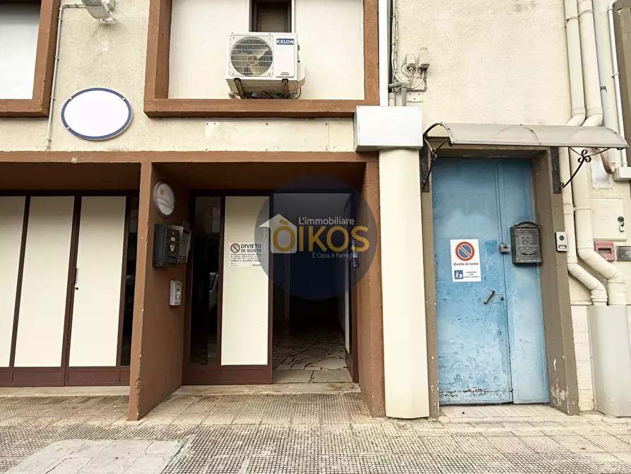 Immagine 50 di Locale commerciale in vendita  in via caduti di Russia 32-34 a Castellana Grotte