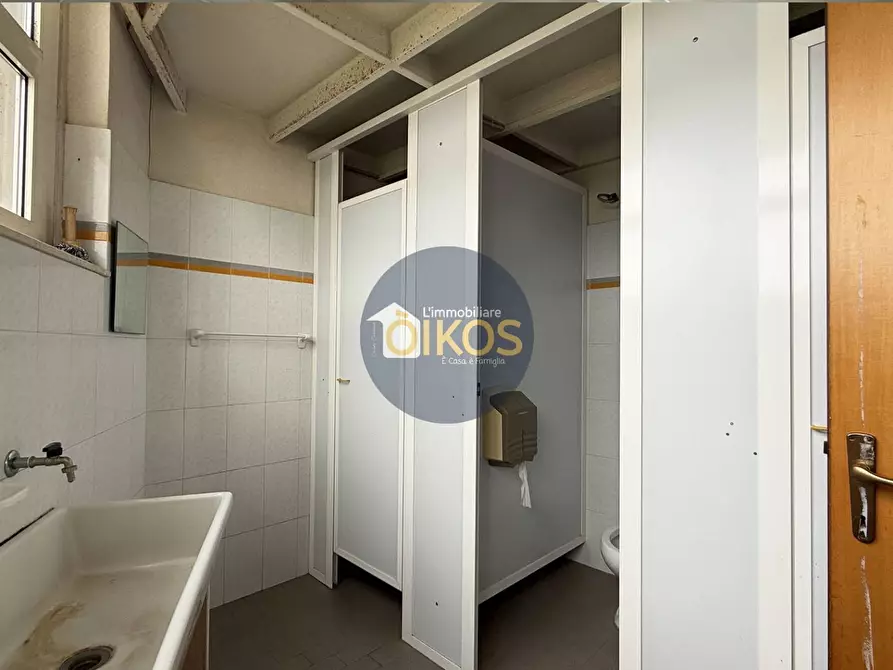 Immagine 55 di Locale commerciale in vendita  in via caduti di Russia 32-34 a Castellana Grotte