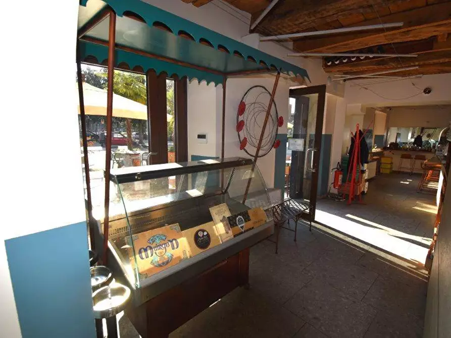 Immagine 12 di Attività commerciale in vendita  in piazza Matteotti a Laveno-Mombello