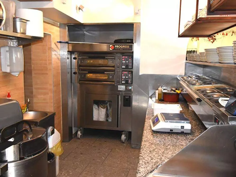 Immagine 14 di Attività commerciale in vendita  in piazza Matteotti a Laveno-Mombello