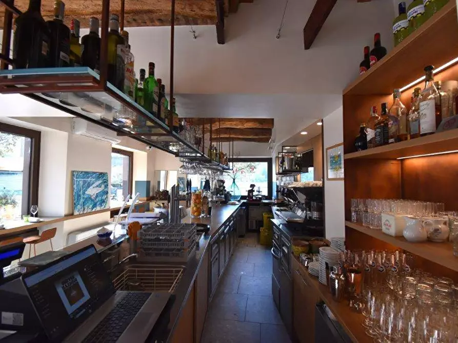 Immagine 28 di Attività commerciale in vendita  in piazza Matteotti a Laveno-Mombello