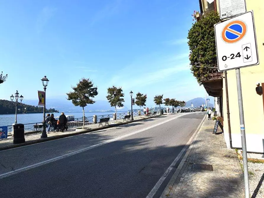 Immagine 30 di Attività commerciale in vendita  in piazza Matteotti a Laveno-Mombello