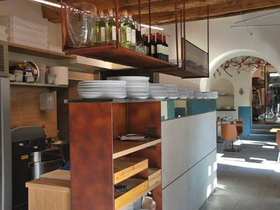 Immagine 39 di Attività commerciale in vendita  in piazza Matteotti a Laveno-Mombello