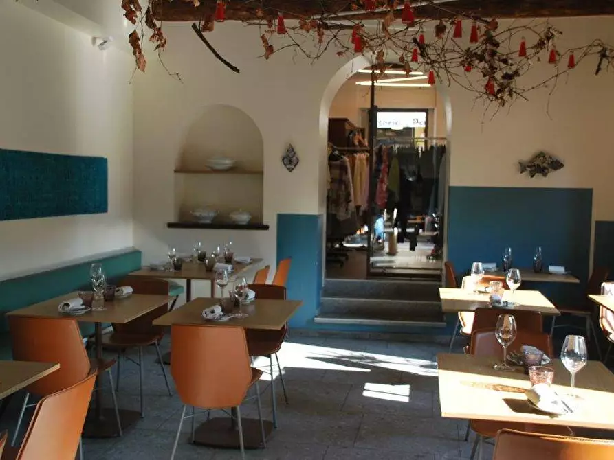 Immagine 41 di Attività commerciale in vendita  in piazza Matteotti a Laveno-Mombello