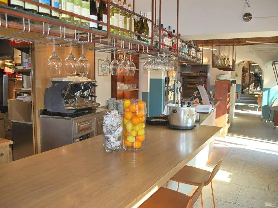 Immagine 2 di Attività commerciale in vendita  in piazza Matteotti a Laveno-Mombello