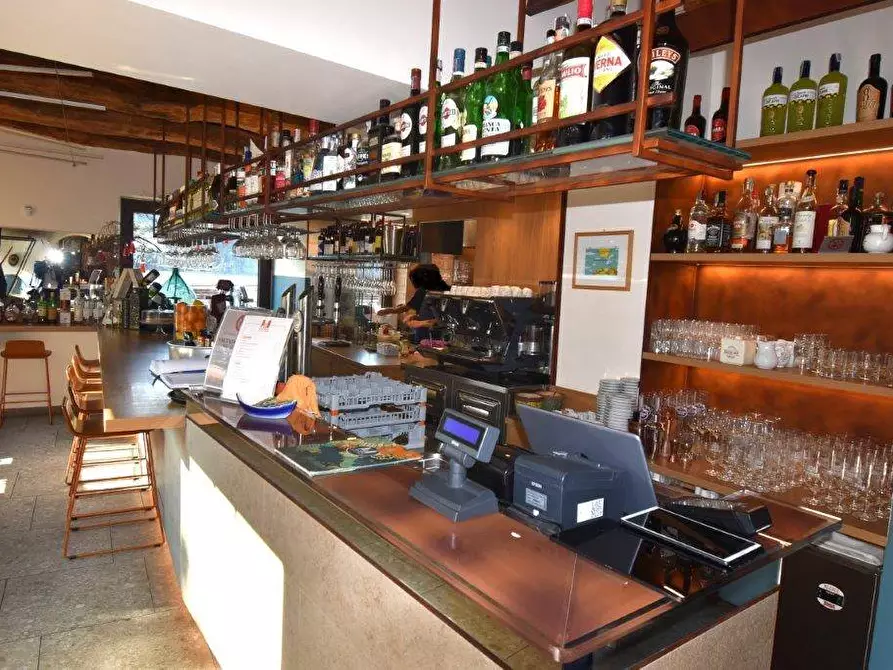 Immagine 3 di Attività commerciale in vendita  in piazza Matteotti a Laveno-Mombello