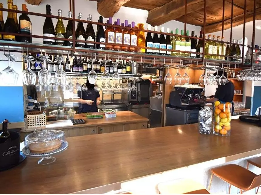 Immagine 1 di Attività commerciale in vendita  in piazza Matteotti a Laveno-Mombello