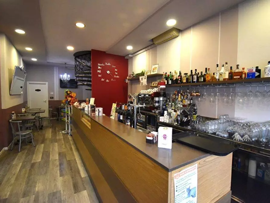 Immagine 1 di Attività commerciale in vendita  in piazza MAZZINI a Castano Primo