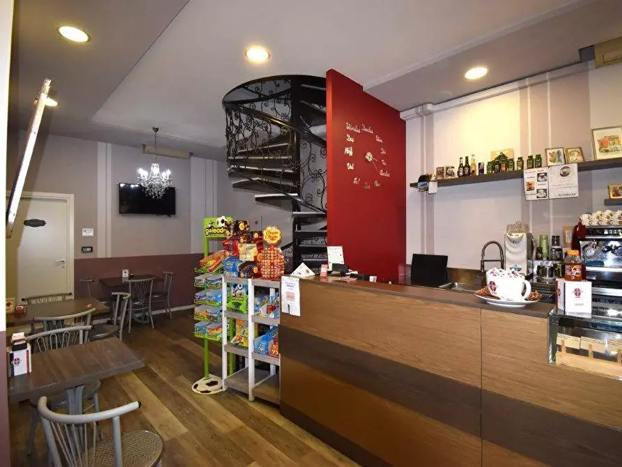 Immagine 2 di Attività commerciale in vendita  in piazza MAZZINI a Castano Primo